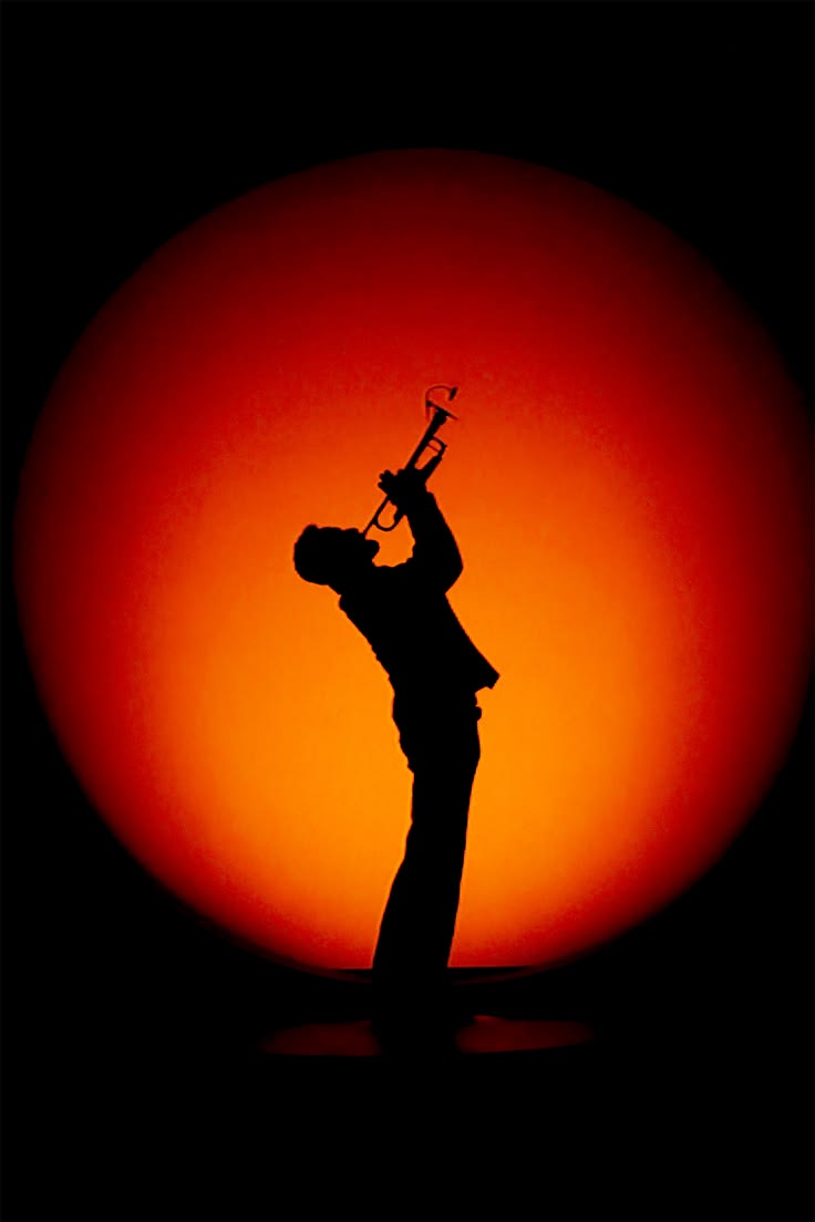 Trombettista in controluce durante un concerto dal vivo